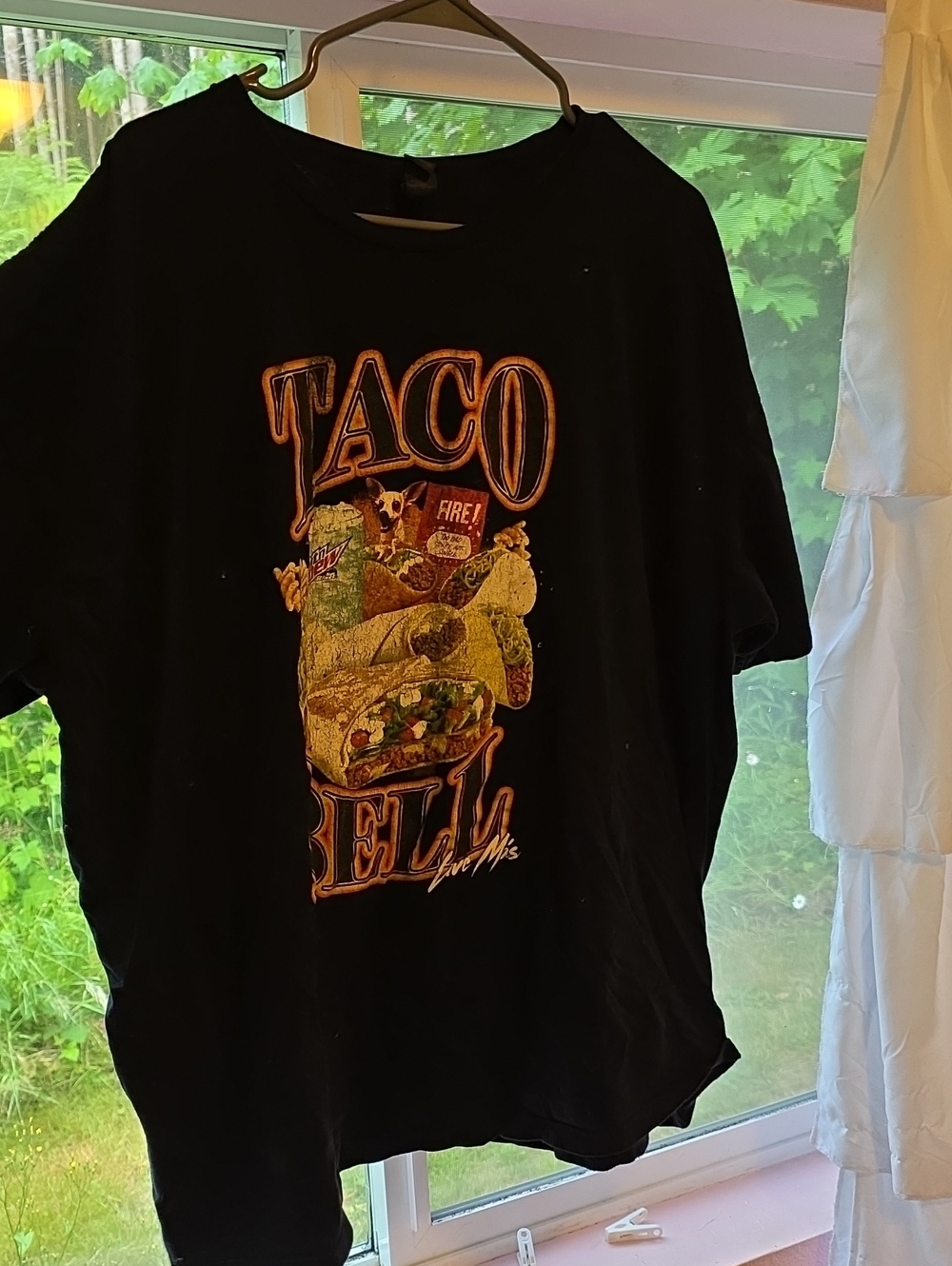 Gildan Black Graphic Tee with Taco Bell Artwork